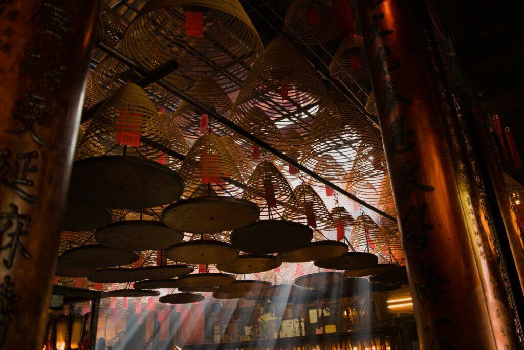 Man Mo Temple is dedicated
to the Taoist gods of literature (Man) and war (Mo)